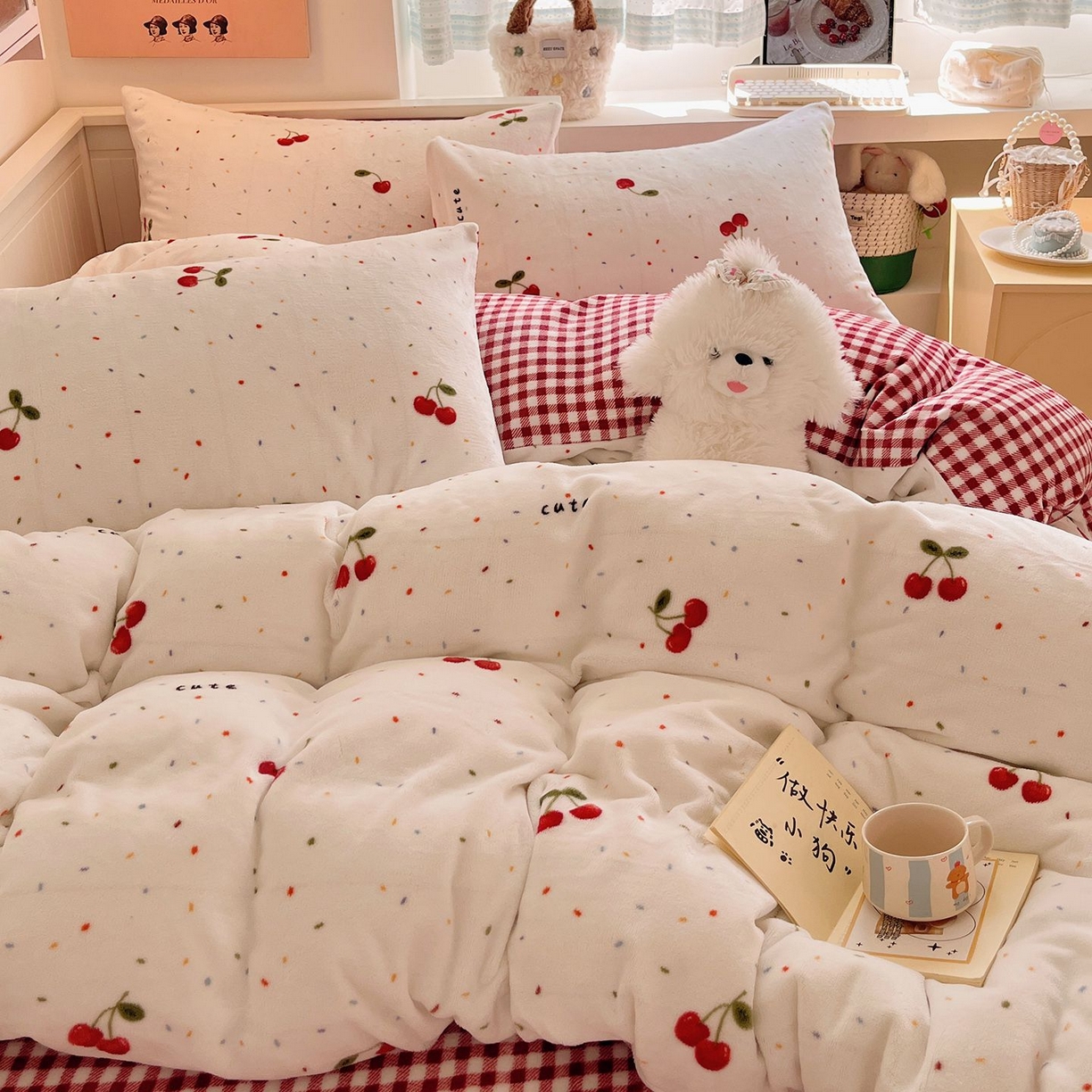 91家纺网 家纺一手货源 找家纺 金爱家 2025新款A类ins小清新少女奶油卡通可爱加厚牛奶绒四件套 绒-樱桃奶冻