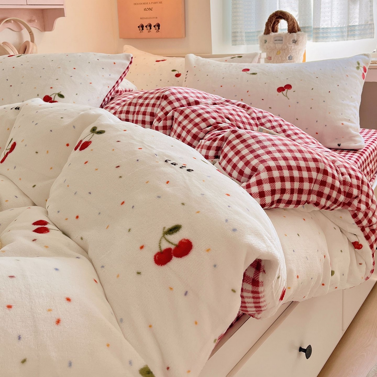 91家纺网 家纺一手货源 找家纺 金爱家 2025新款A类ins小清新少女奶油卡通可爱加厚牛奶绒四件套 绒-樱桃奶冻