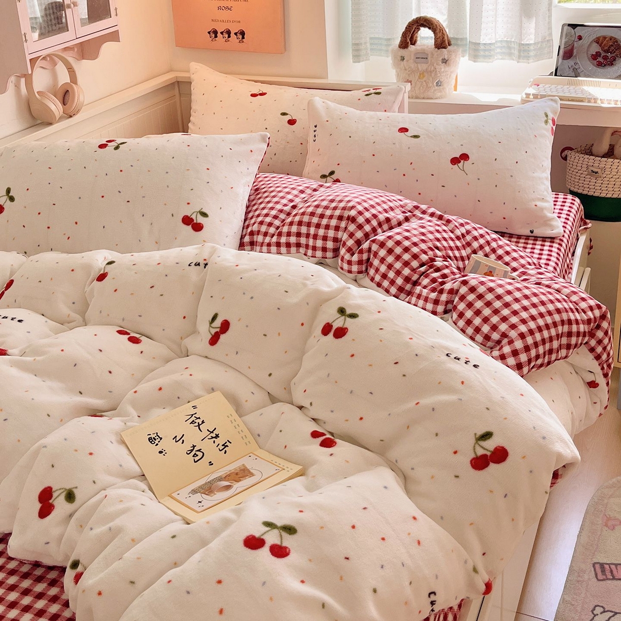 91家纺网 家纺一手货源 找家纺 金爱家 2025新款A类ins小清新少女奶油卡通可爱加厚牛奶绒四件套 绒-樱桃奶冻