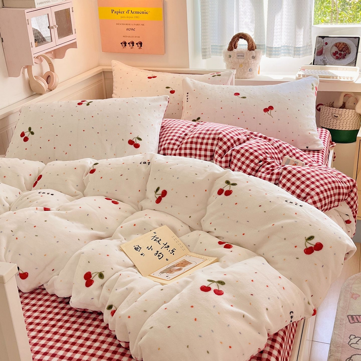 91家纺网 家纺一手货源 找家纺 金爱家 2025新款A类ins小清新少女奶油卡通可爱加厚牛奶绒四件套 绒-樱桃奶冻