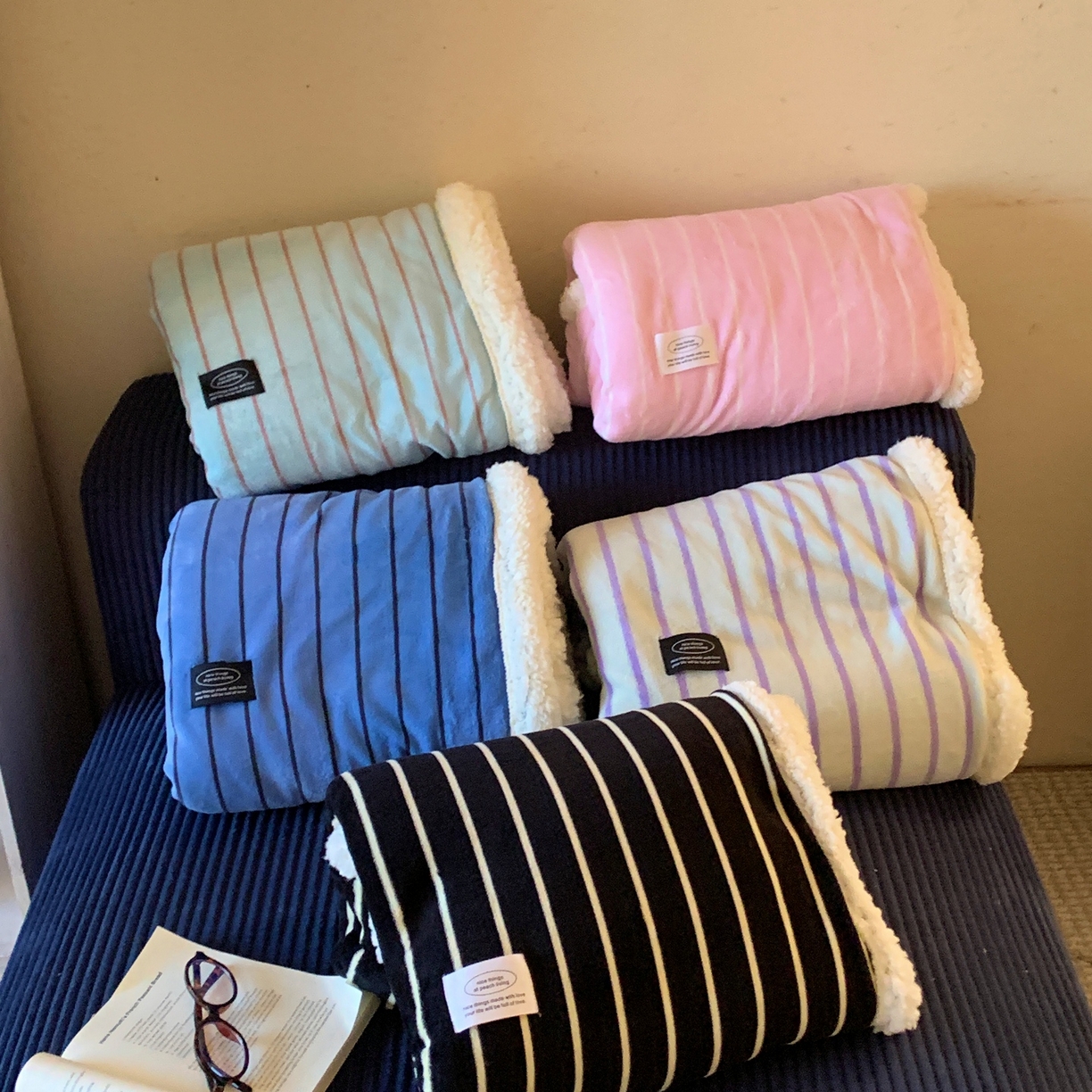 91家纺网 家纺一手货源 找家纺 （总）桃喜 2025秋冬新款牛奶绒羊羔绒毛毯条纹系列