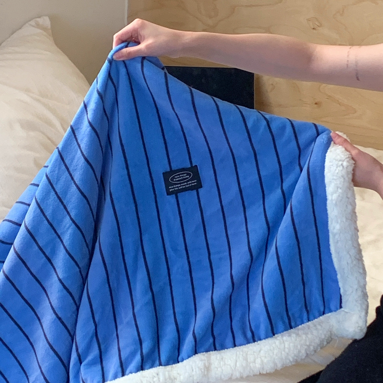 91家纺网 家纺一手货源 找家纺 桃喜 2025秋冬新款牛奶绒羊羔绒毛毯条纹系列 冰岛蓝