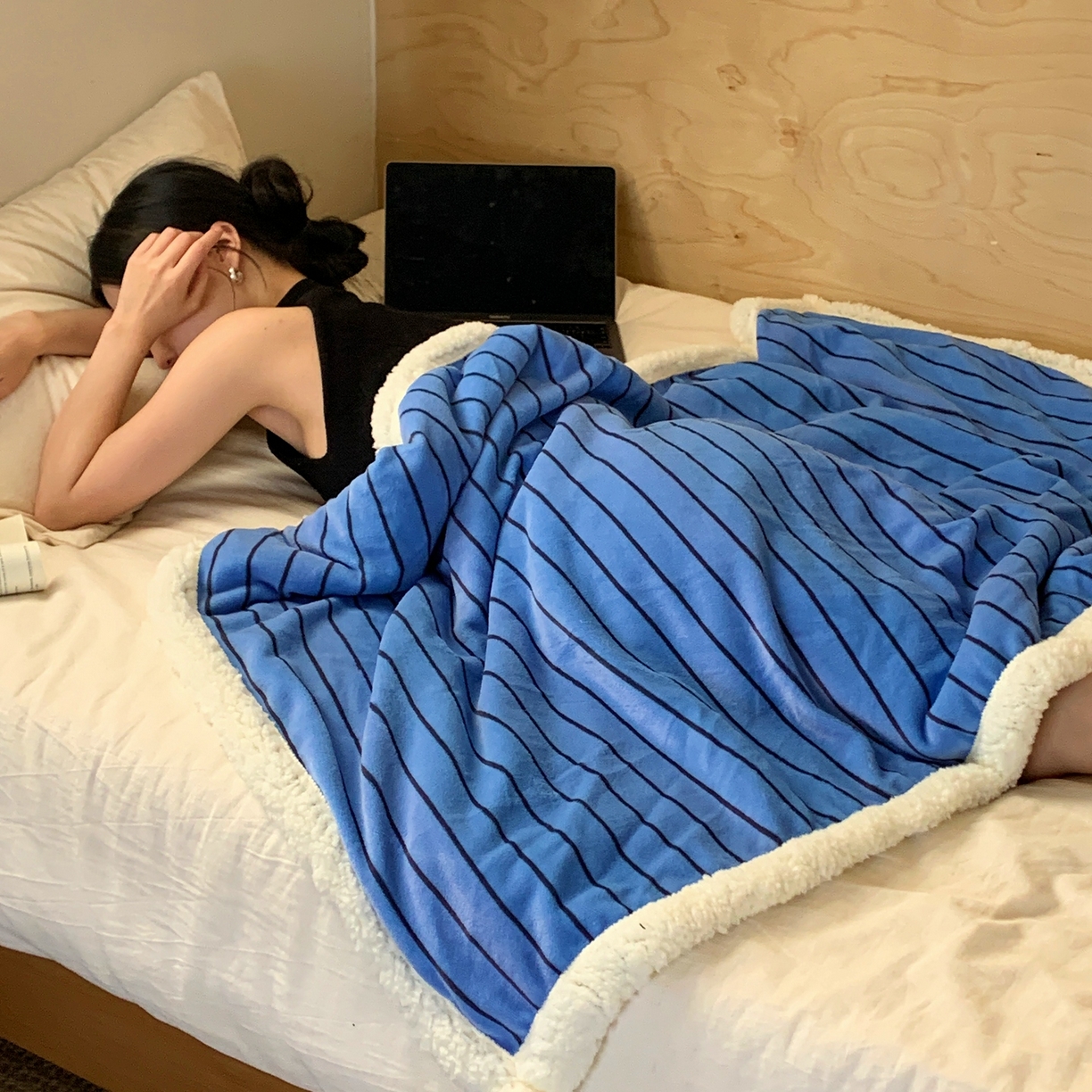 91家纺网 家纺一手货源 找家纺 桃喜 2025秋冬新款牛奶绒羊羔绒毛毯条纹系列 冰岛蓝