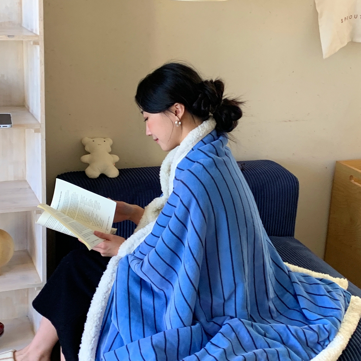 91家纺网 家纺一手货源 找家纺 桃喜 2025秋冬新款牛奶绒羊羔绒毛毯条纹系列 冰岛蓝