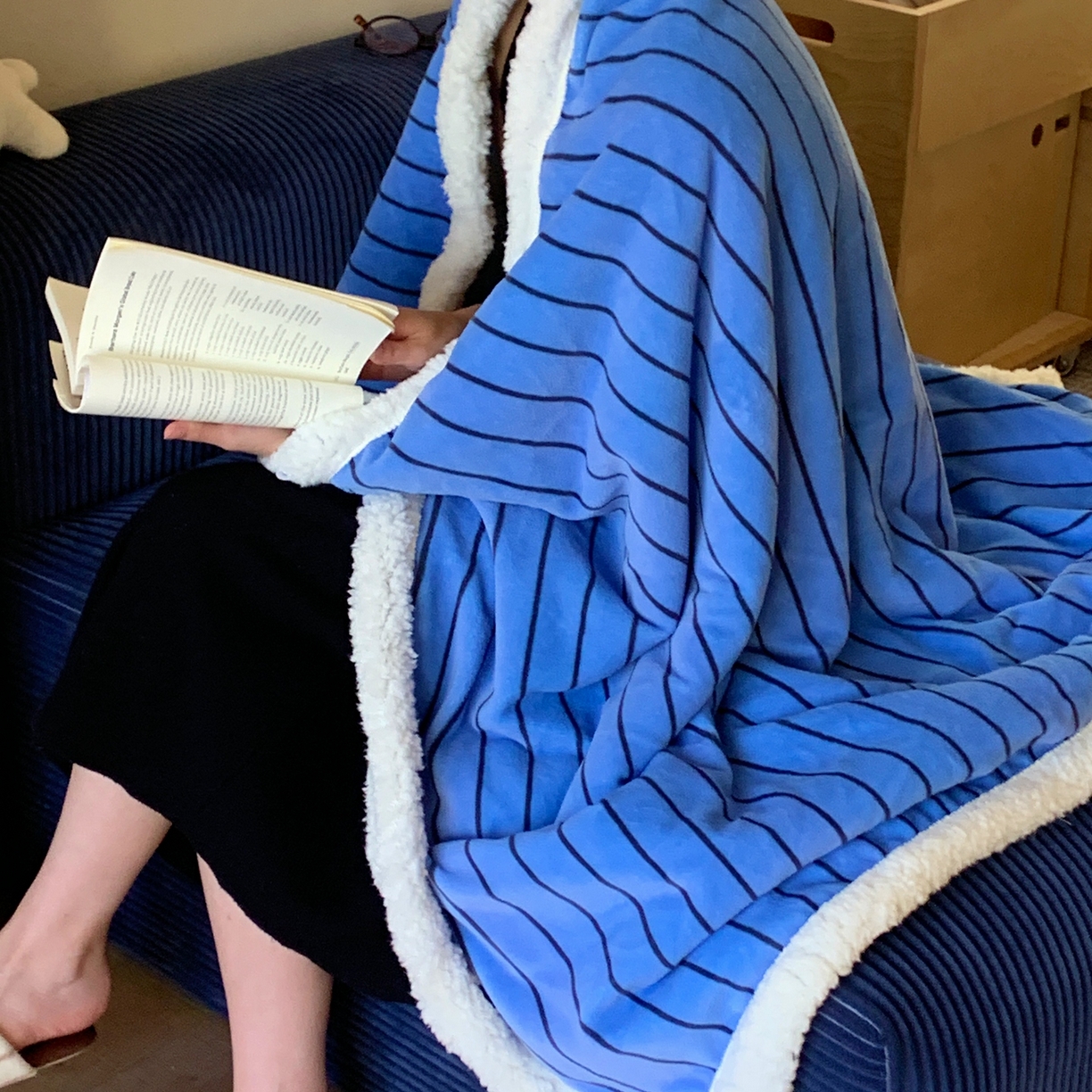 91家纺网 家纺一手货源 找家纺 桃喜 2025秋冬新款牛奶绒羊羔绒毛毯条纹系列 冰岛蓝