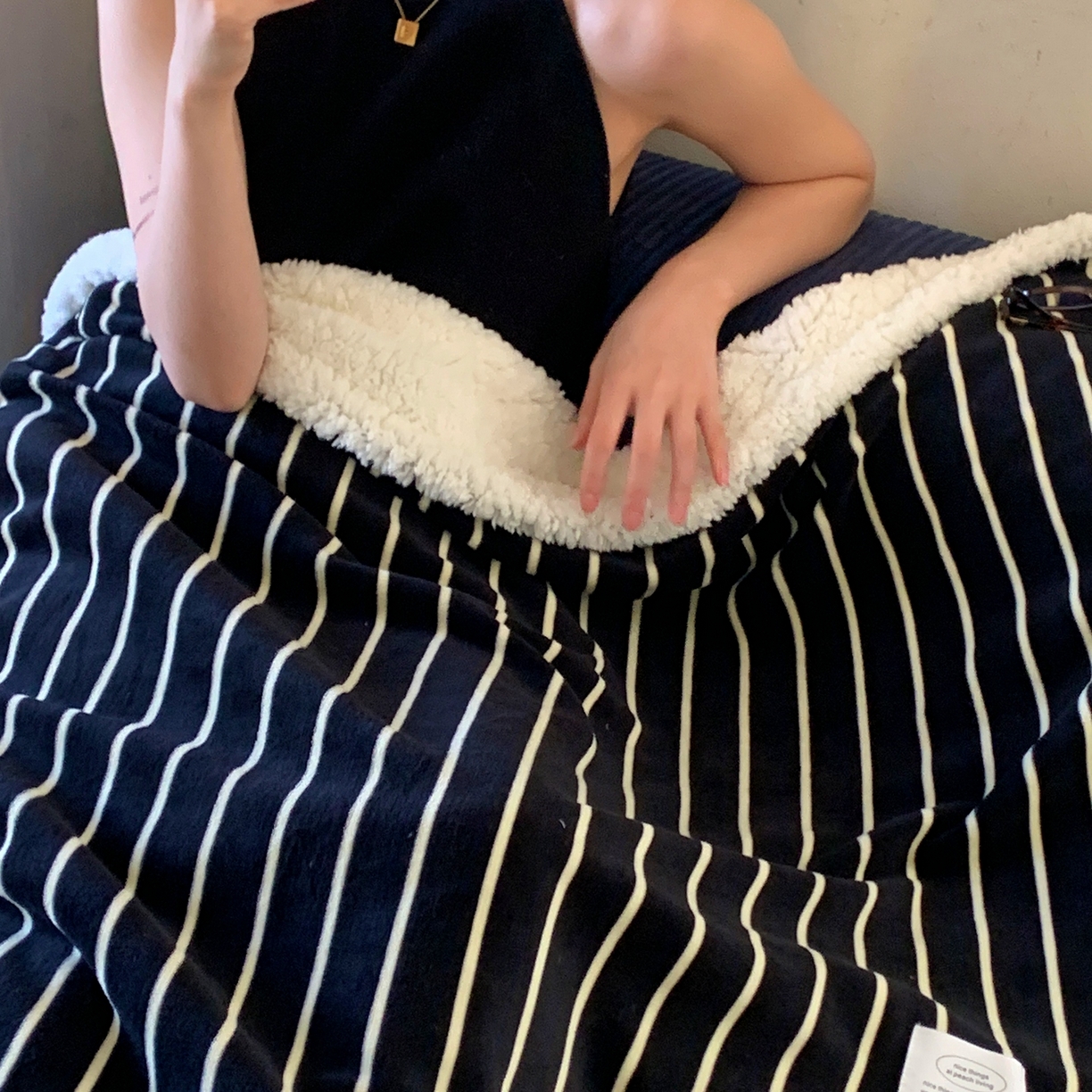 91家纺网 家纺一手货源 找家纺 桃喜 2025秋冬新款牛奶绒羊羔绒毛毯条纹系列 复古黑白