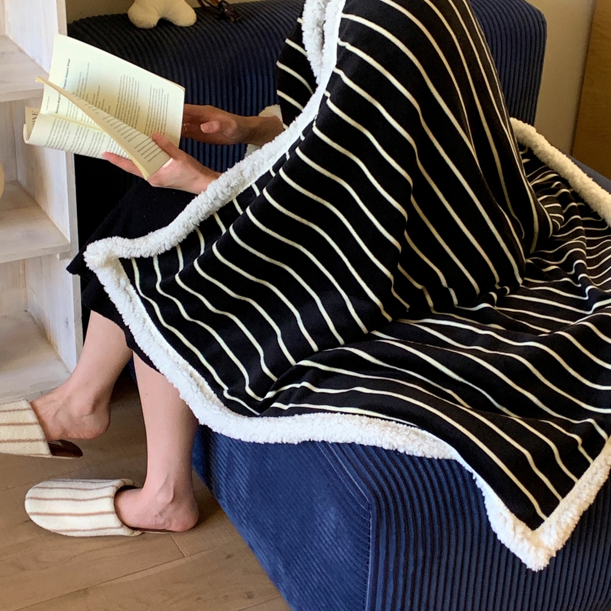 91家纺网 家纺一手货源 找家纺 桃喜 2025秋冬新款牛奶绒羊羔绒毛毯条纹系列 复古黑白
