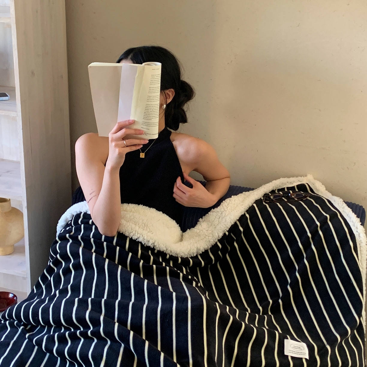 91家纺网 家纺一手货源 找家纺 桃喜 2025秋冬新款牛奶绒羊羔绒毛毯条纹系列 复古黑白