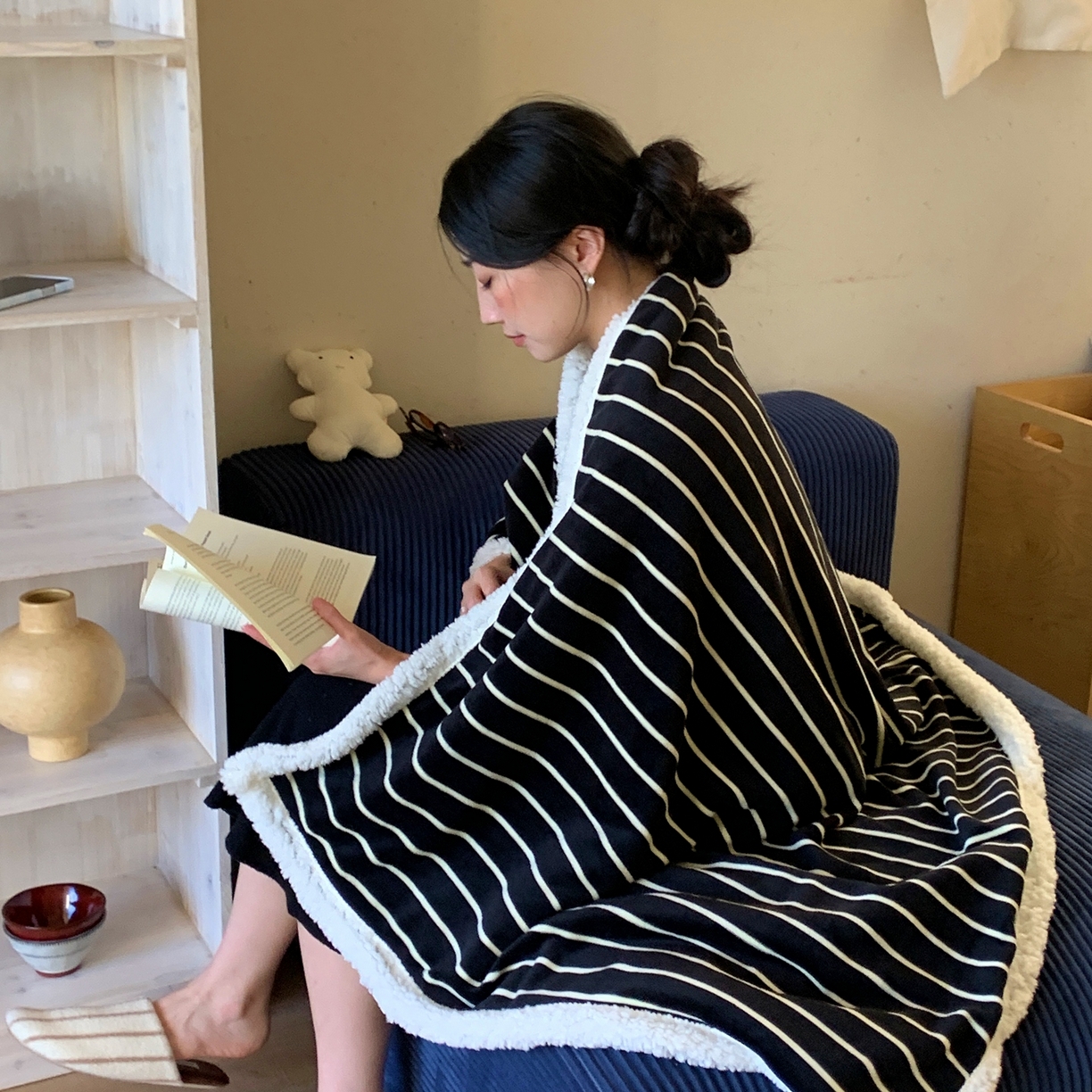 91家纺网 家纺一手货源 找家纺 桃喜 2025秋冬新款牛奶绒羊羔绒毛毯条纹系列 复古黑白