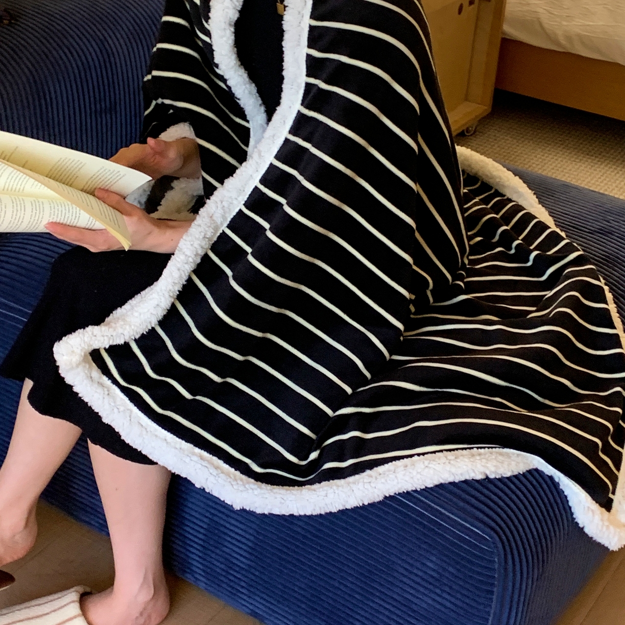 91家纺网 家纺一手货源 找家纺 桃喜 2025秋冬新款牛奶绒羊羔绒毛毯条纹系列 复古黑白