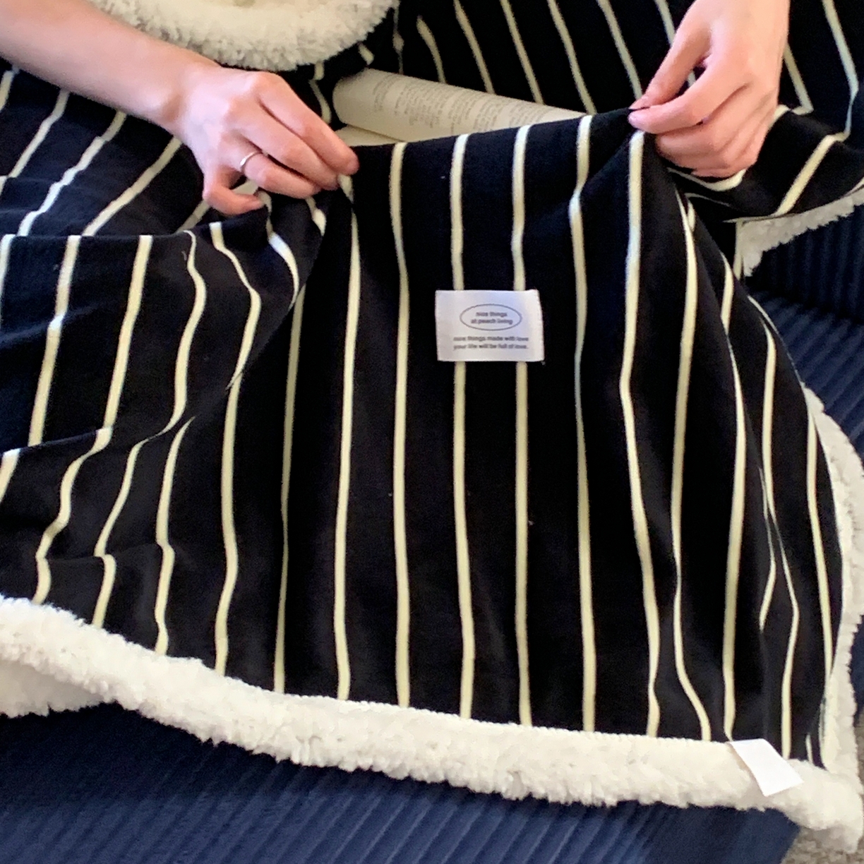 91家纺网 家纺一手货源 找家纺 桃喜 2025秋冬新款牛奶绒羊羔绒毛毯条纹系列 复古黑白