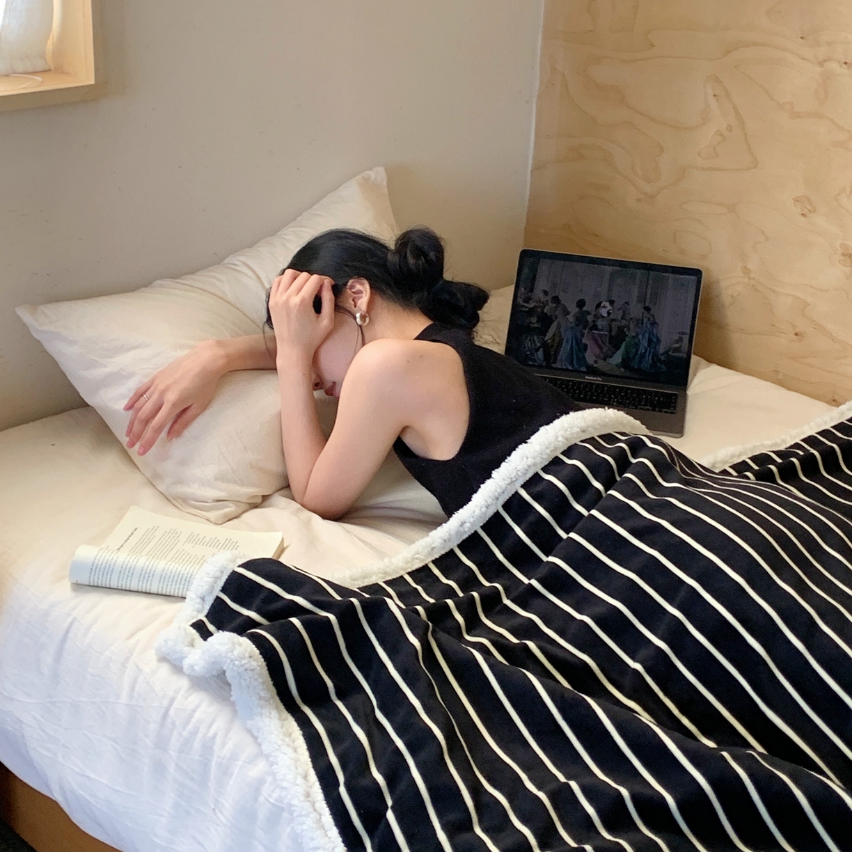 91家纺网 家纺一手货源 找家纺 桃喜 2025秋冬新款牛奶绒羊羔绒毛毯条纹系列 复古黑白