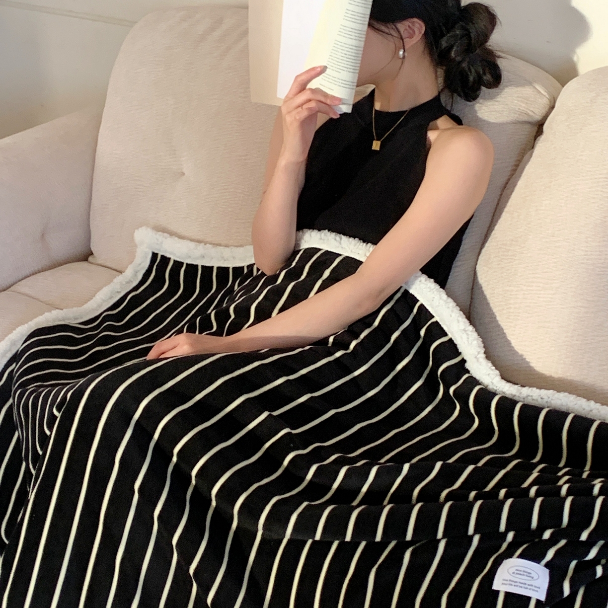 91家纺网 家纺一手货源 找家纺 桃喜 2025秋冬新款牛奶绒羊羔绒毛毯条纹系列 复古黑白