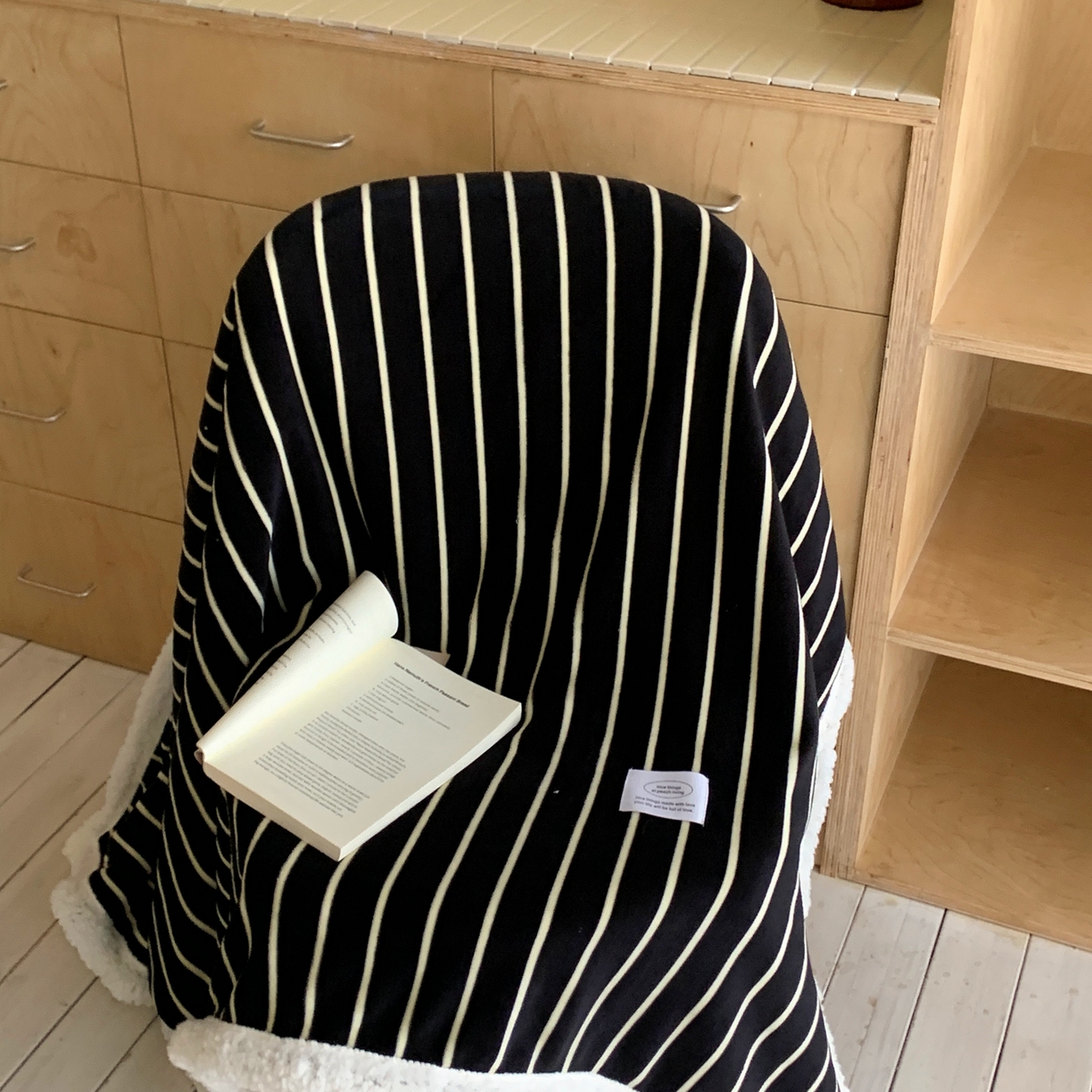 91家纺网 家纺一手货源 找家纺 桃喜 2025秋冬新款牛奶绒羊羔绒毛毯条纹系列 复古黑白