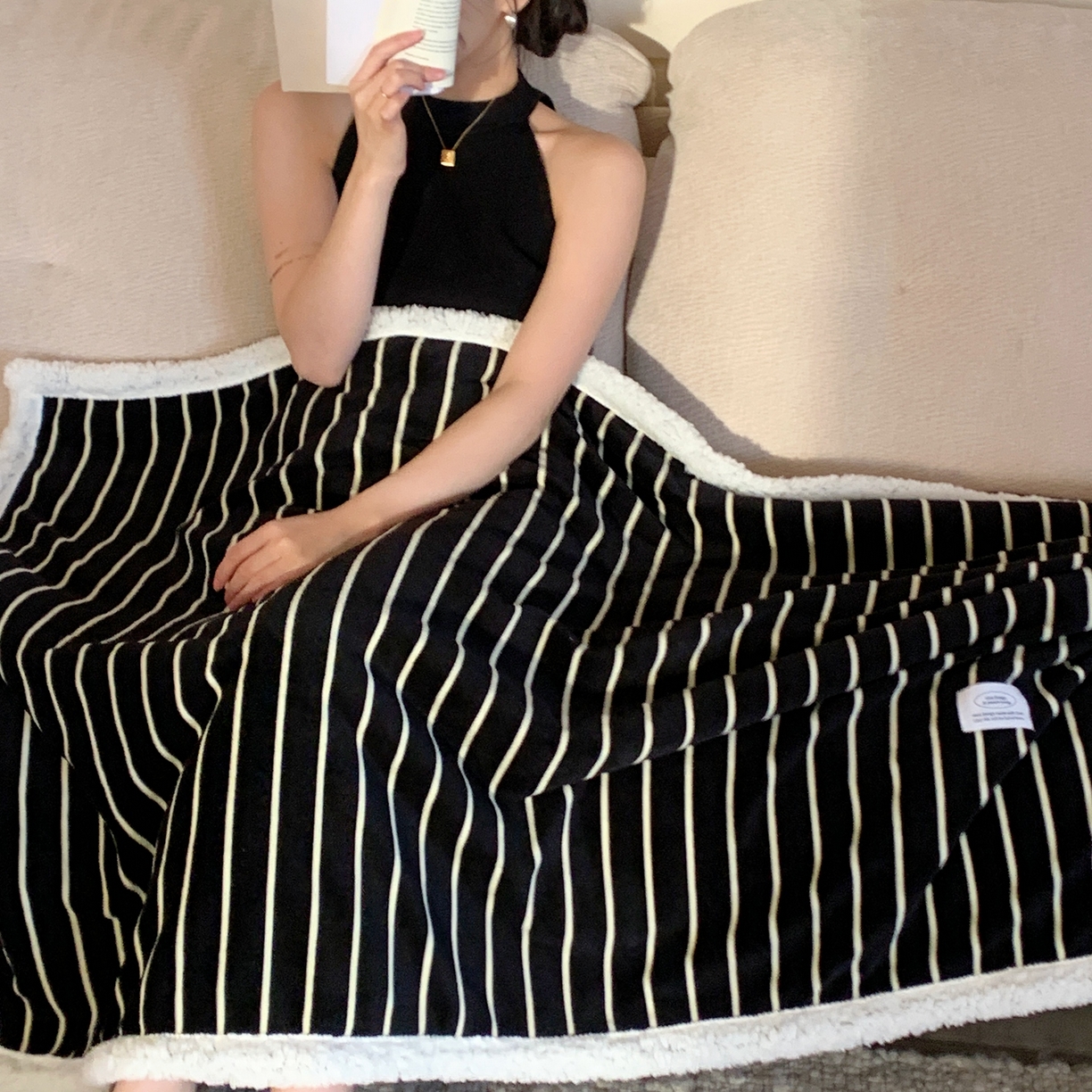 91家纺网 家纺一手货源 找家纺 桃喜 2025秋冬新款牛奶绒羊羔绒毛毯条纹系列 复古黑白