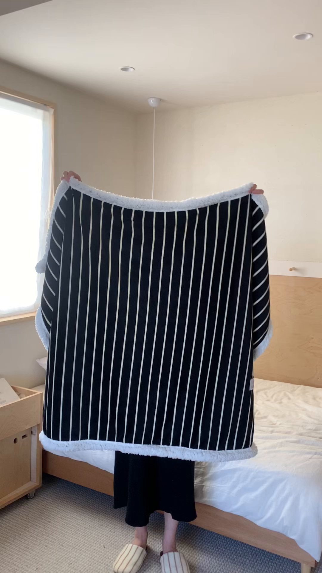 91家纺网 家纺一手货源 找家纺 桃喜 2025秋冬新款牛奶绒羊羔绒毛毯条纹系列 复古黑白