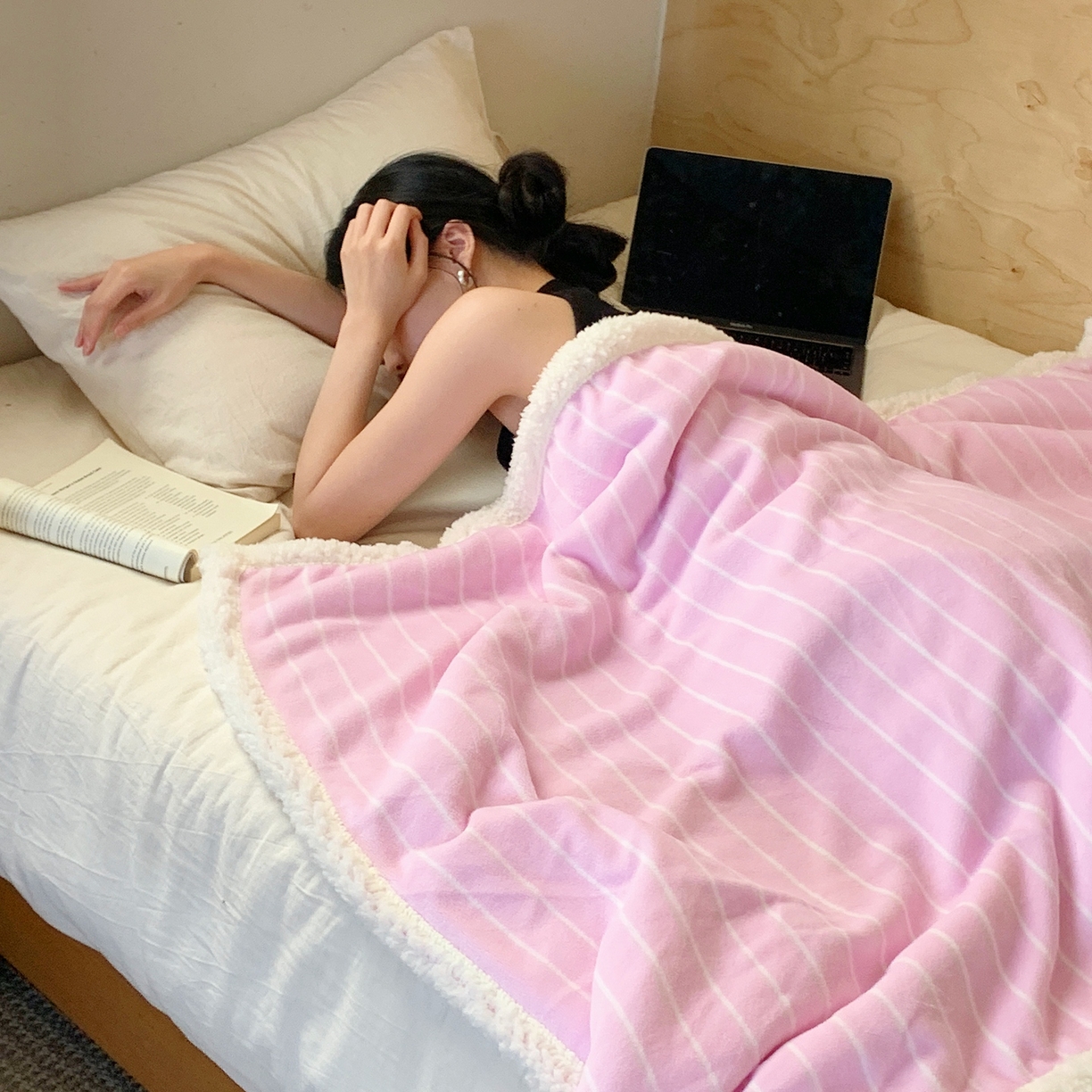 91家纺网 家纺一手货源 找家纺 桃喜 2025秋冬新款牛奶绒羊羔绒毛毯条纹系列 莓莓粉