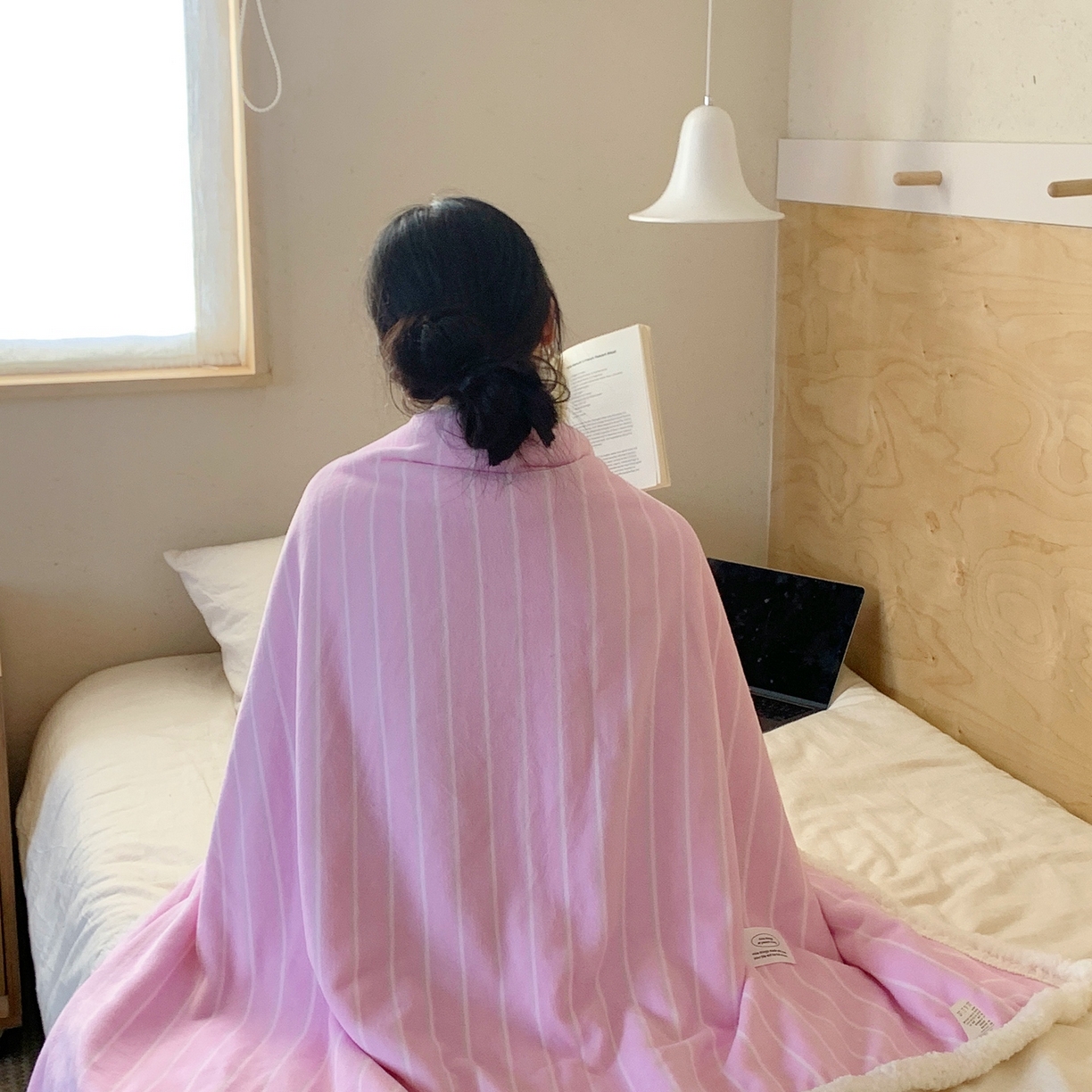 91家纺网 家纺一手货源 找家纺 桃喜 2025秋冬新款牛奶绒羊羔绒毛毯条纹系列 莓莓粉