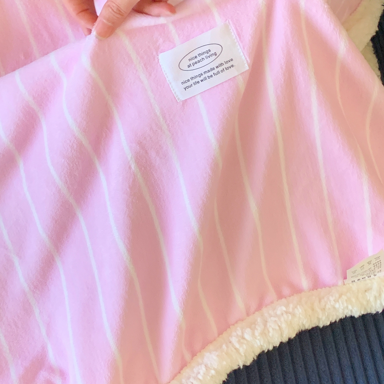 91家纺网 家纺一手货源 找家纺 桃喜 2025秋冬新款牛奶绒羊羔绒毛毯条纹系列 莓莓粉