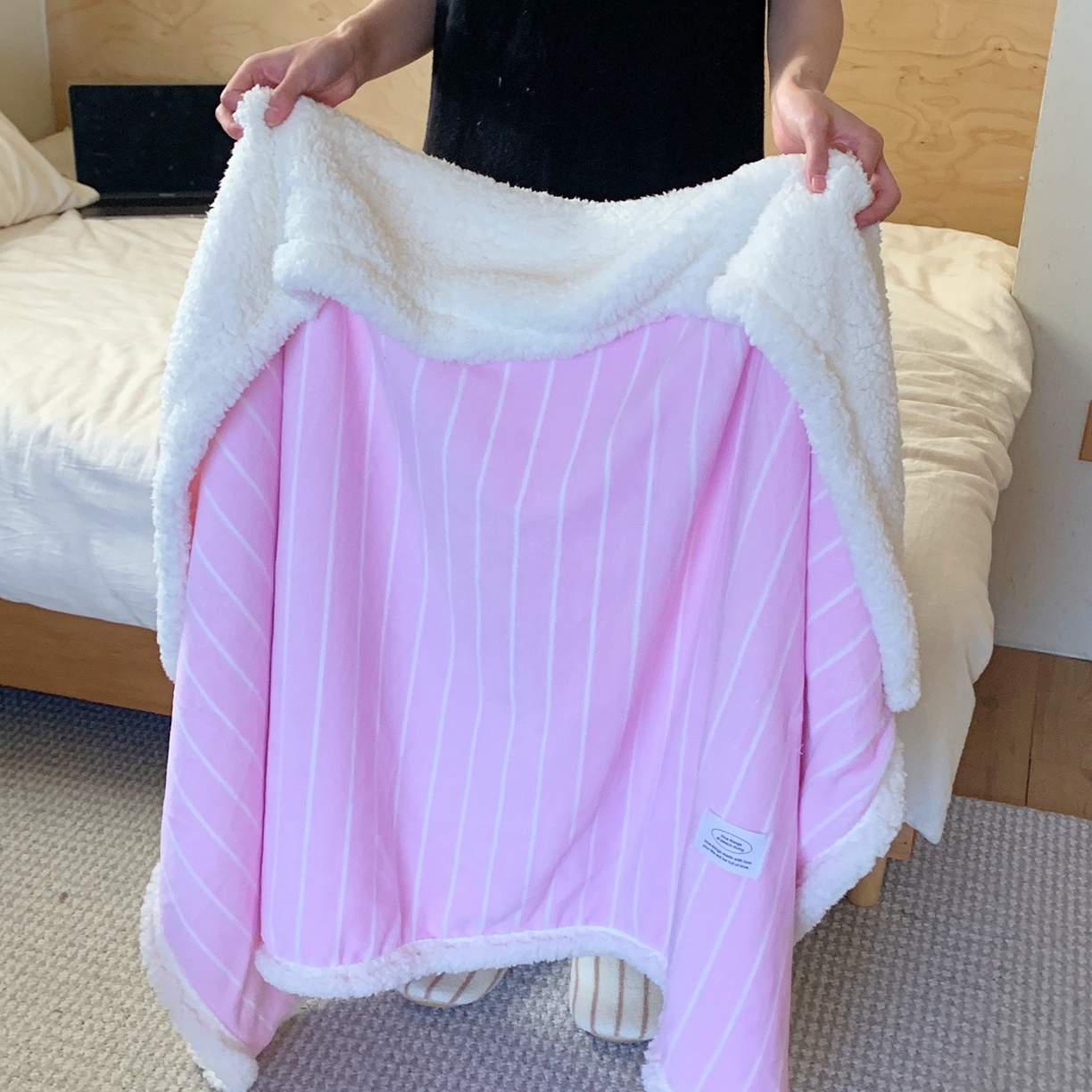 91家纺网 家纺一手货源 找家纺 桃喜 2025秋冬新款牛奶绒羊羔绒毛毯条纹系列 莓莓粉