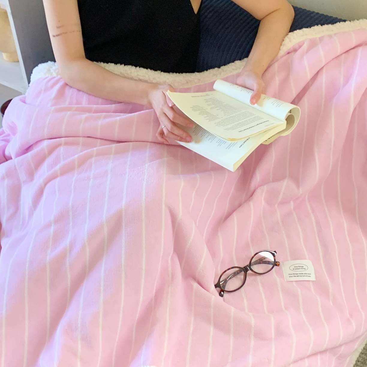 91家纺网 家纺一手货源 找家纺 桃喜 2025秋冬新款牛奶绒羊羔绒毛毯条纹系列 莓莓粉