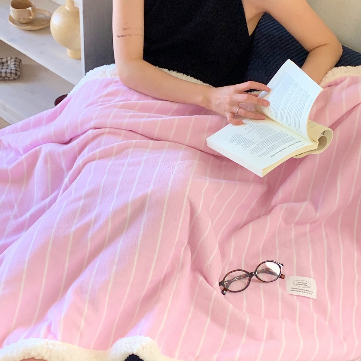 91家纺网 家纺一手货源 找家纺 桃喜 2025秋冬新款牛奶绒羊羔绒毛毯条纹系列 莓莓粉