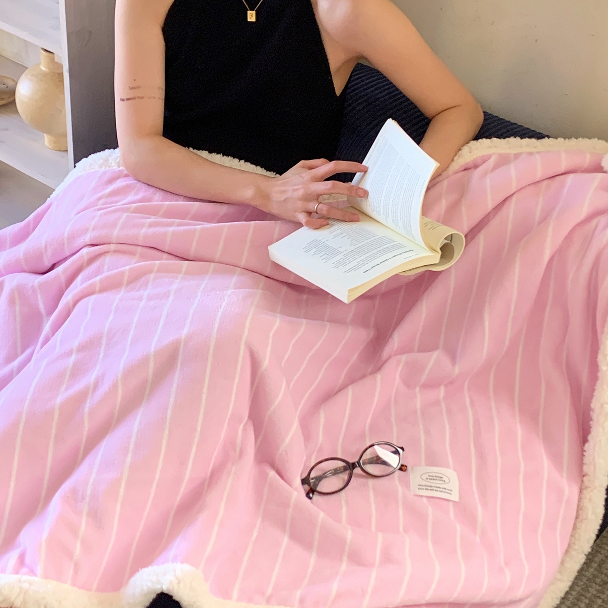 91家纺网 家纺一手货源 找家纺 桃喜 2025秋冬新款牛奶绒羊羔绒毛毯条纹系列 莓莓粉