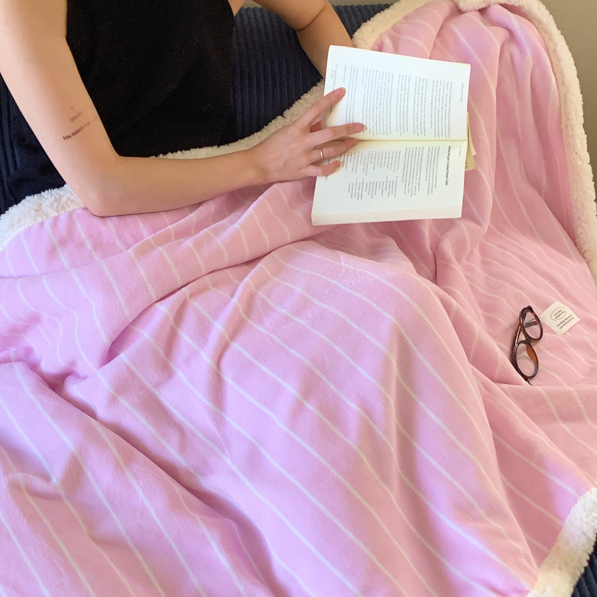 91家纺网 家纺一手货源 找家纺 桃喜 2025秋冬新款牛奶绒羊羔绒毛毯条纹系列 莓莓粉