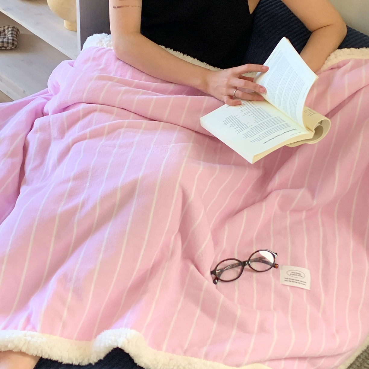 91家纺网 家纺一手货源 找家纺 桃喜 2025秋冬新款牛奶绒羊羔绒毛毯条纹系列 莓莓粉