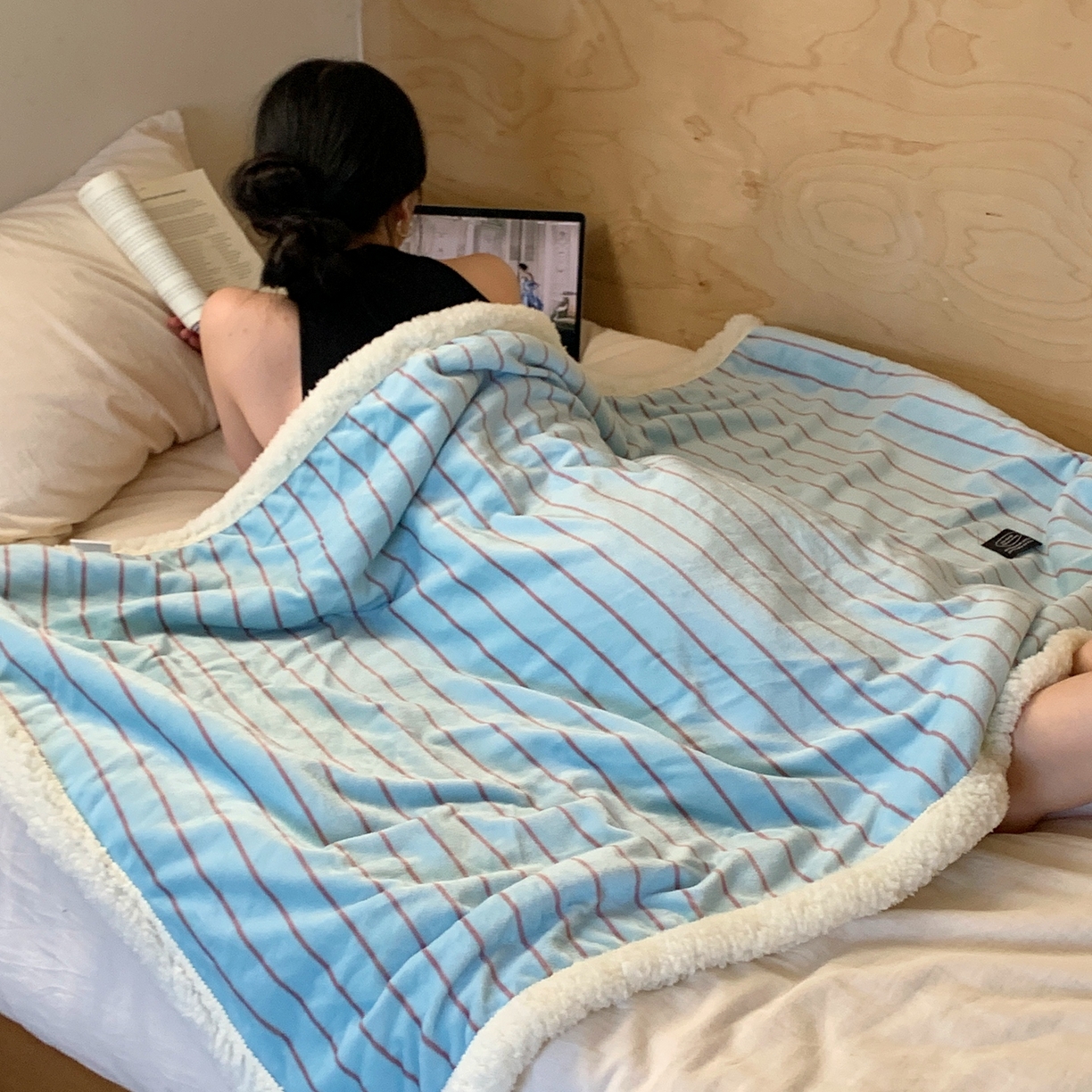 91家纺网 家纺一手货源 找家纺 桃喜 2025秋冬新款牛奶绒羊羔绒毛毯条纹系列 暮光森林