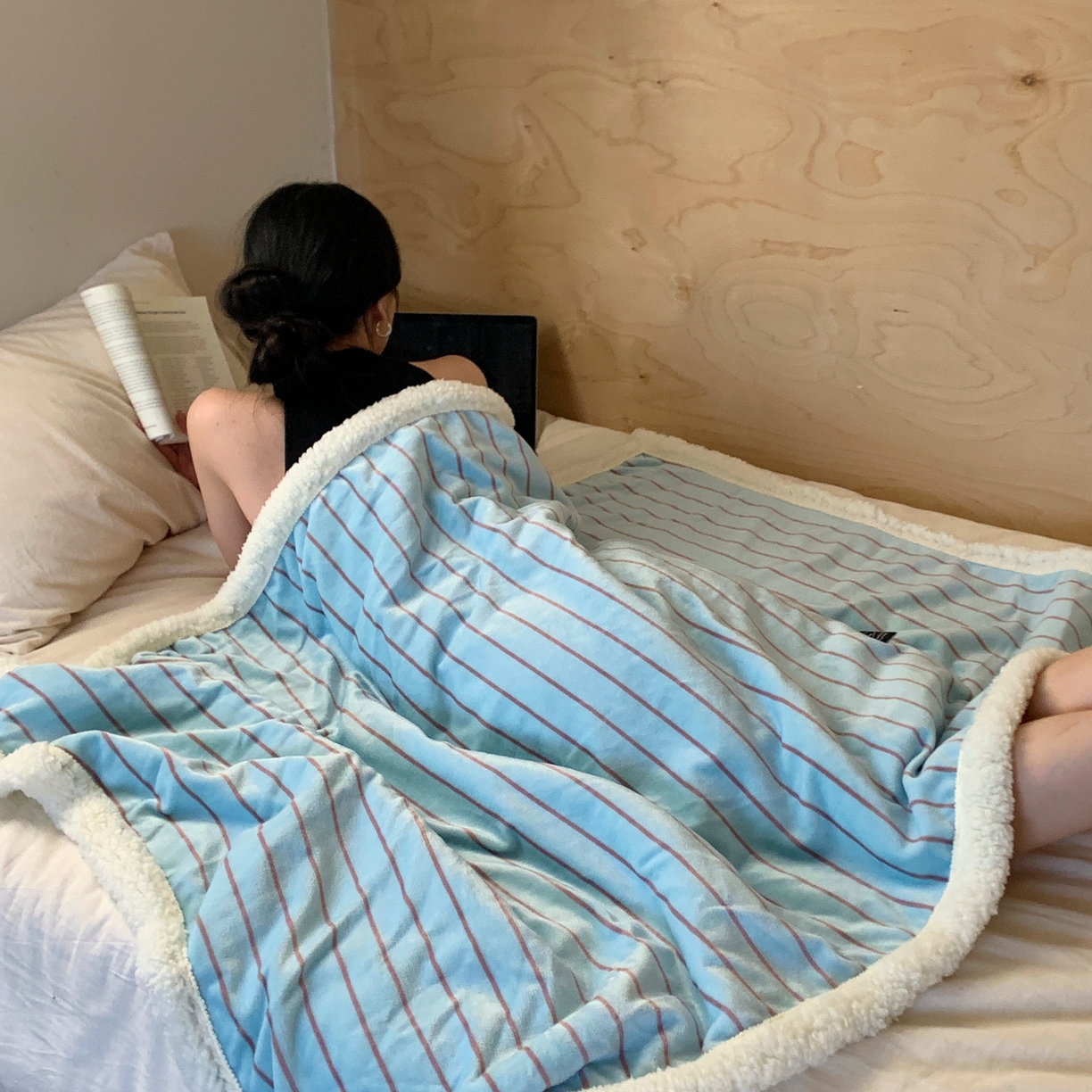 91家纺网 家纺一手货源 找家纺 桃喜 2025秋冬新款牛奶绒羊羔绒毛毯条纹系列 暮光森林