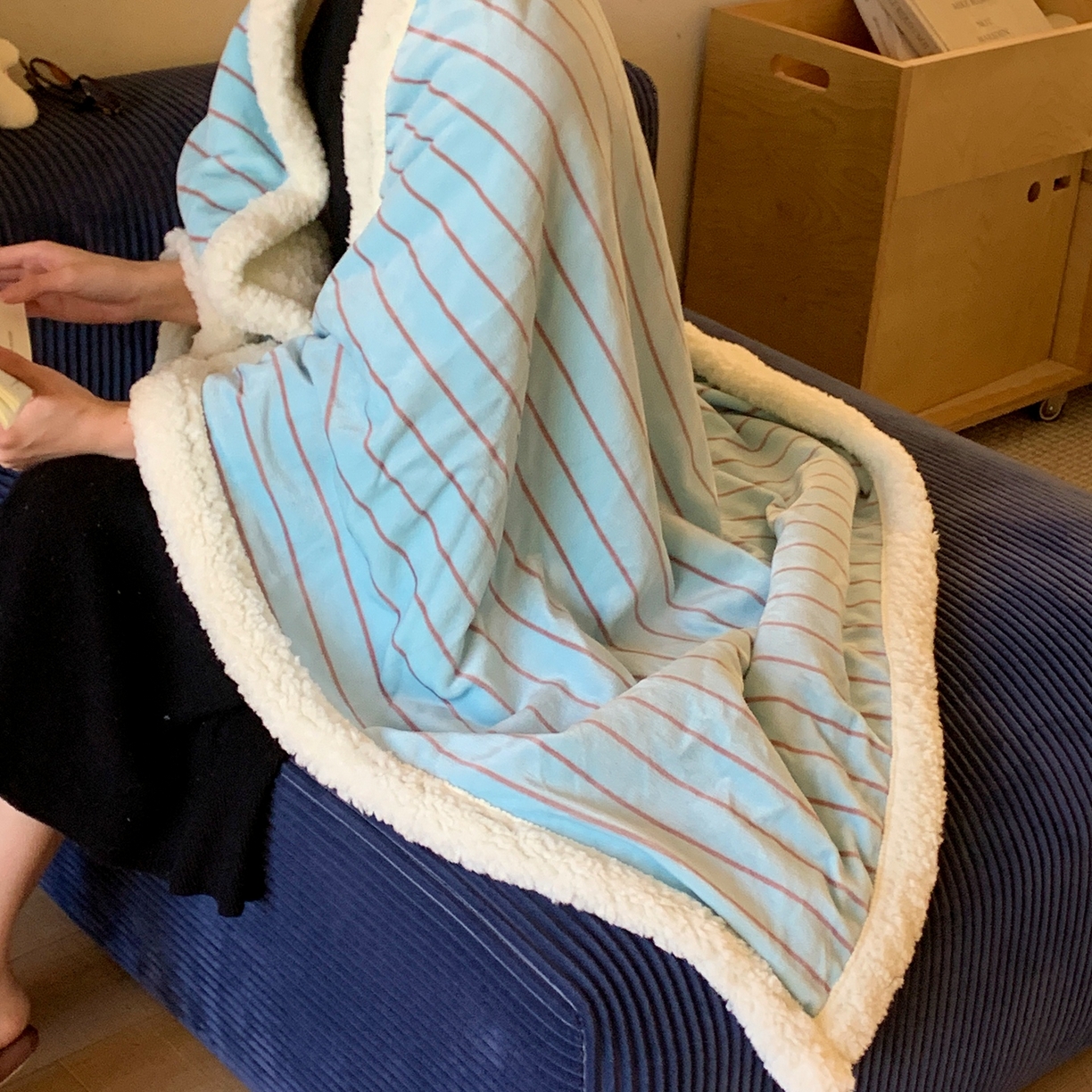 91家纺网 家纺一手货源 找家纺 桃喜 2025秋冬新款牛奶绒羊羔绒毛毯条纹系列 暮光森林