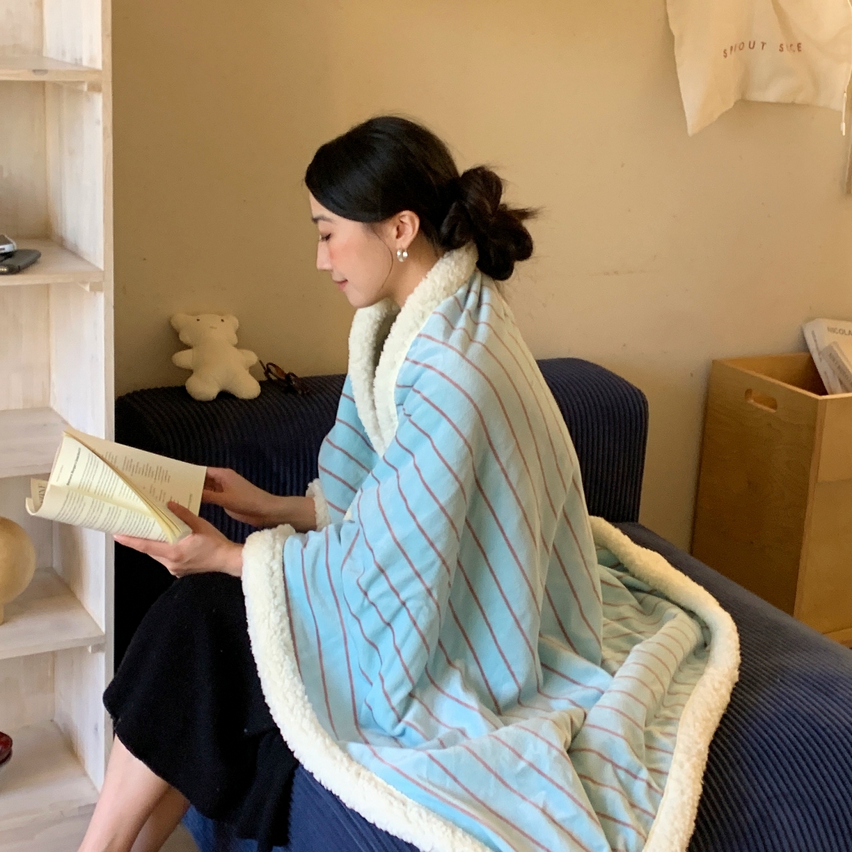 91家纺网 家纺一手货源 找家纺 桃喜 2025秋冬新款牛奶绒羊羔绒毛毯条纹系列 暮光森林