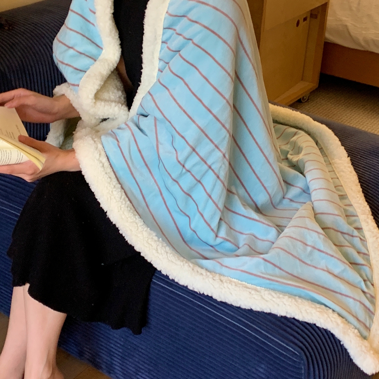 91家纺网 家纺一手货源 找家纺 桃喜 2025秋冬新款牛奶绒羊羔绒毛毯条纹系列 暮光森林