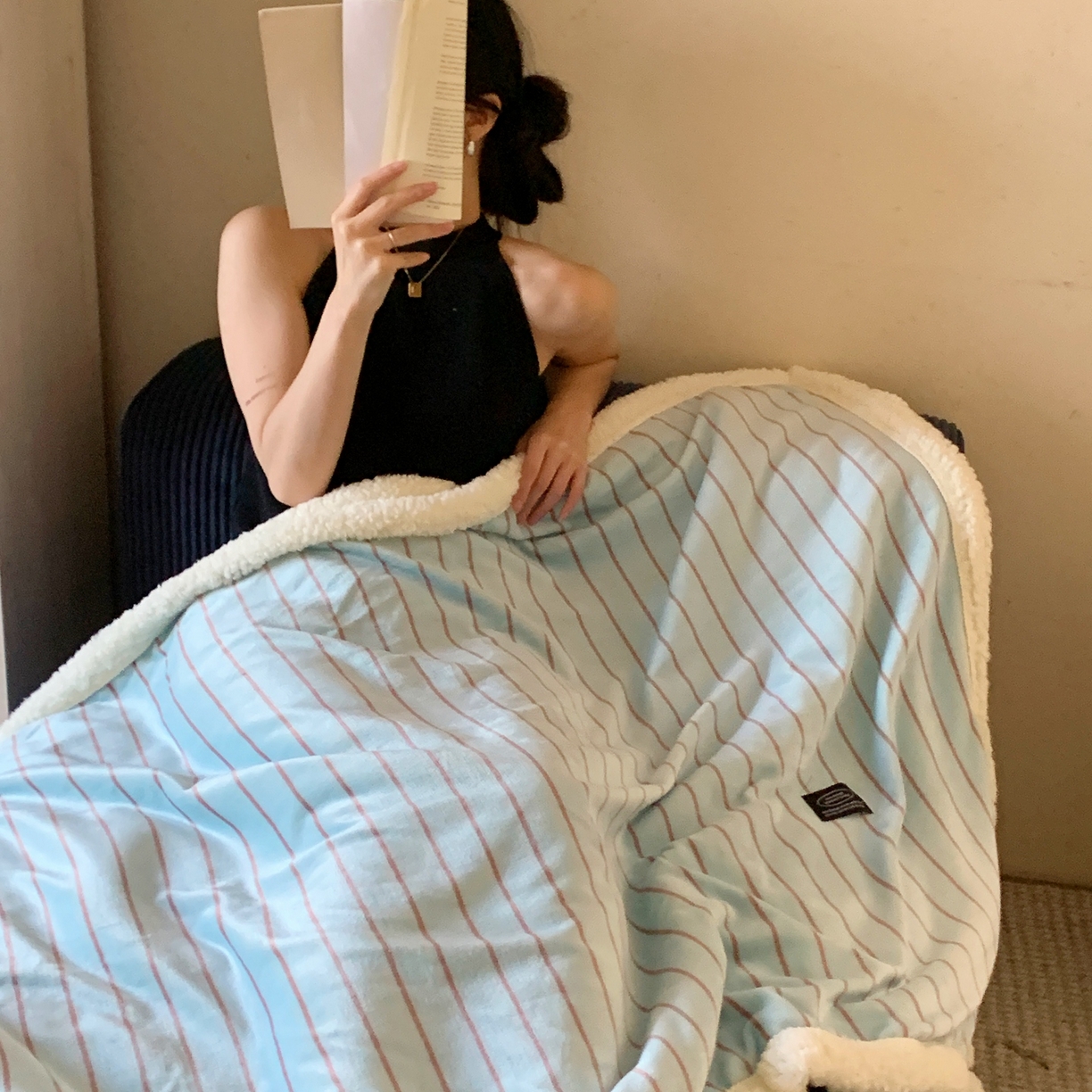 91家纺网 家纺一手货源 找家纺 桃喜 2025秋冬新款牛奶绒羊羔绒毛毯条纹系列 暮光森林