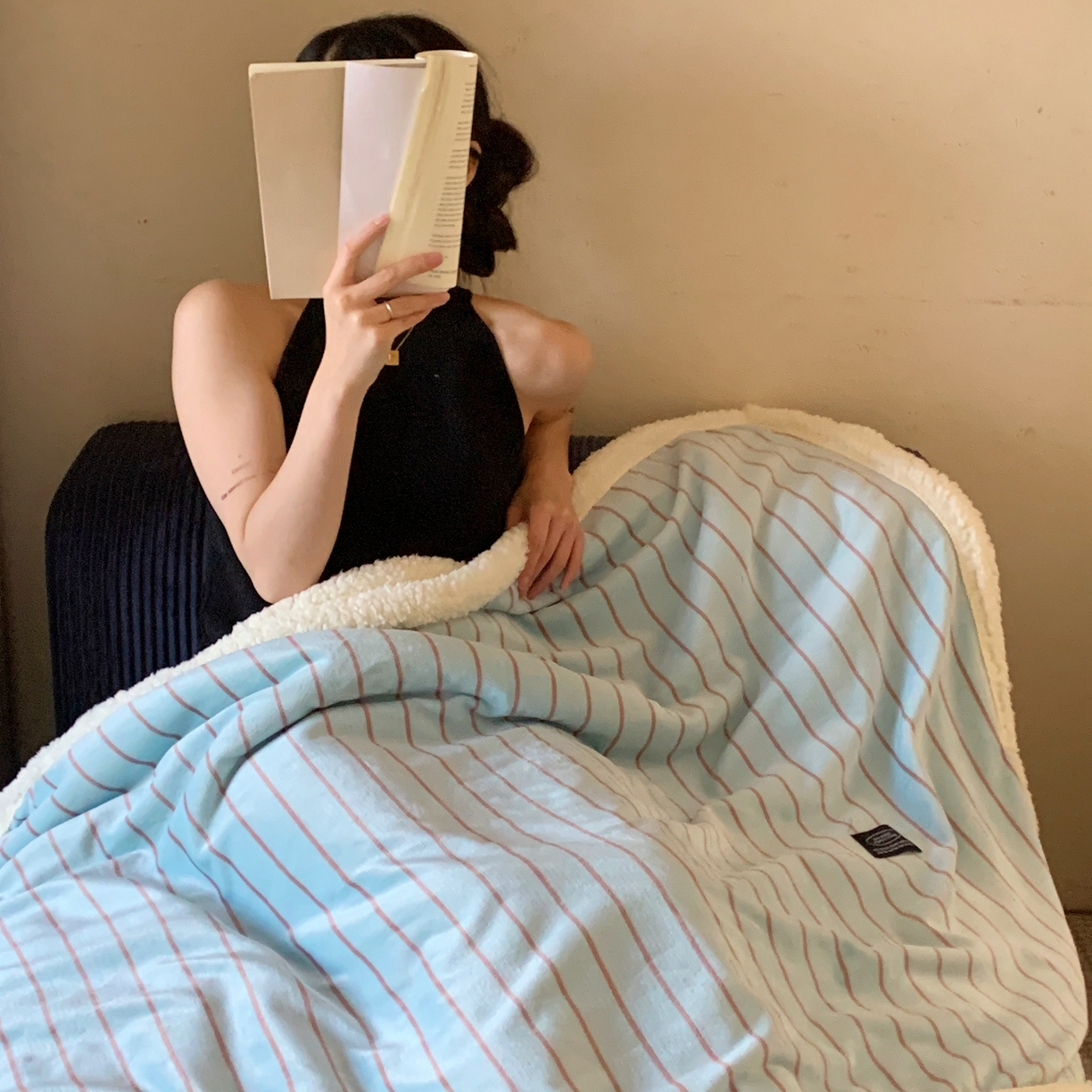 91家纺网 家纺一手货源 找家纺 桃喜 2025秋冬新款牛奶绒羊羔绒毛毯条纹系列 暮光森林