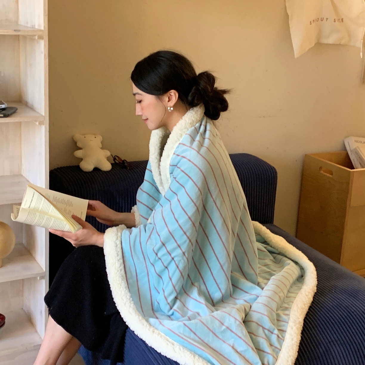 91家纺网 家纺一手货源 找家纺 桃喜 2025秋冬新款牛奶绒羊羔绒毛毯条纹系列 暮光森林