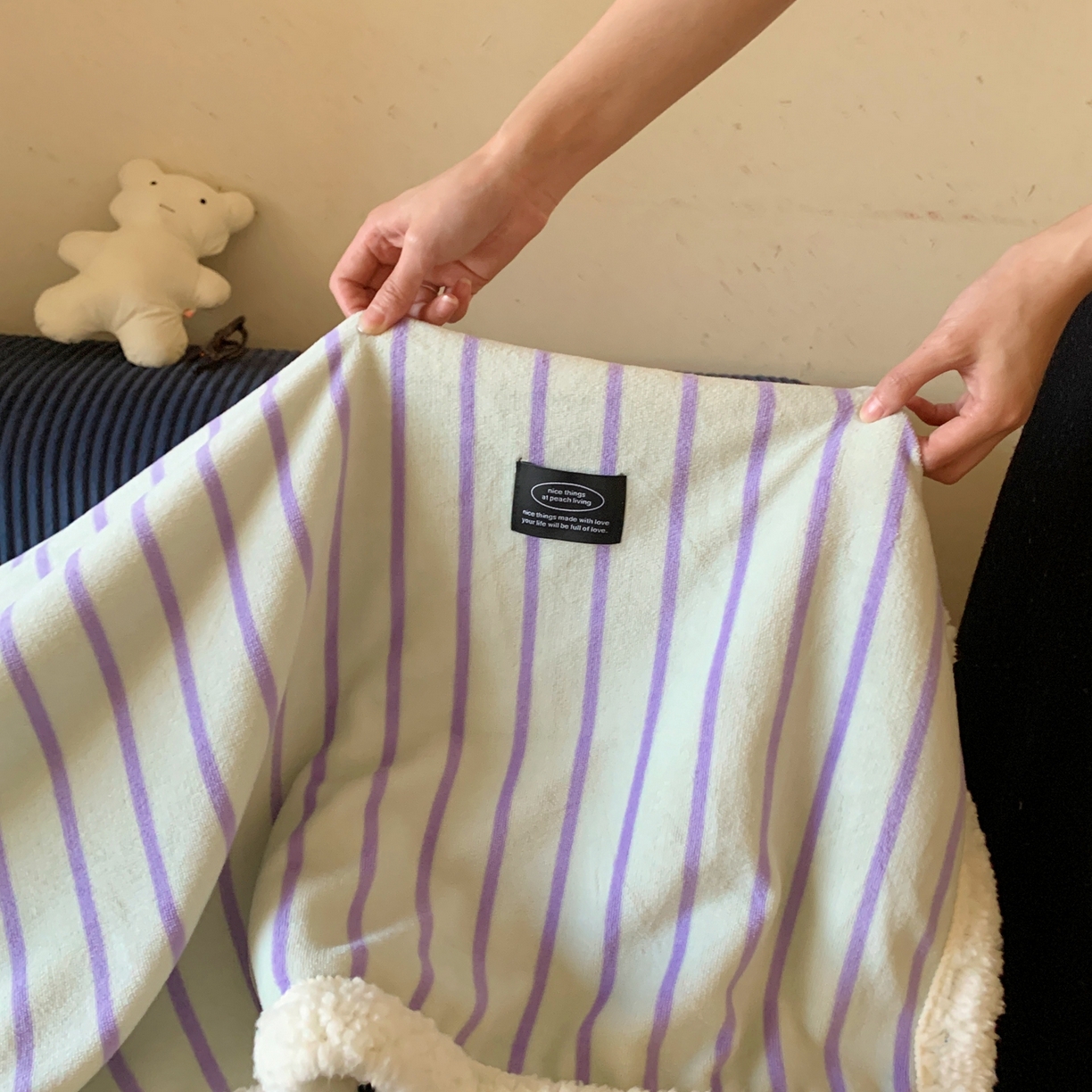 91家纺网 家纺一手货源 找家纺 桃喜 2025秋冬新款牛奶绒羊羔绒毛毯条纹系列 青缇葡萄