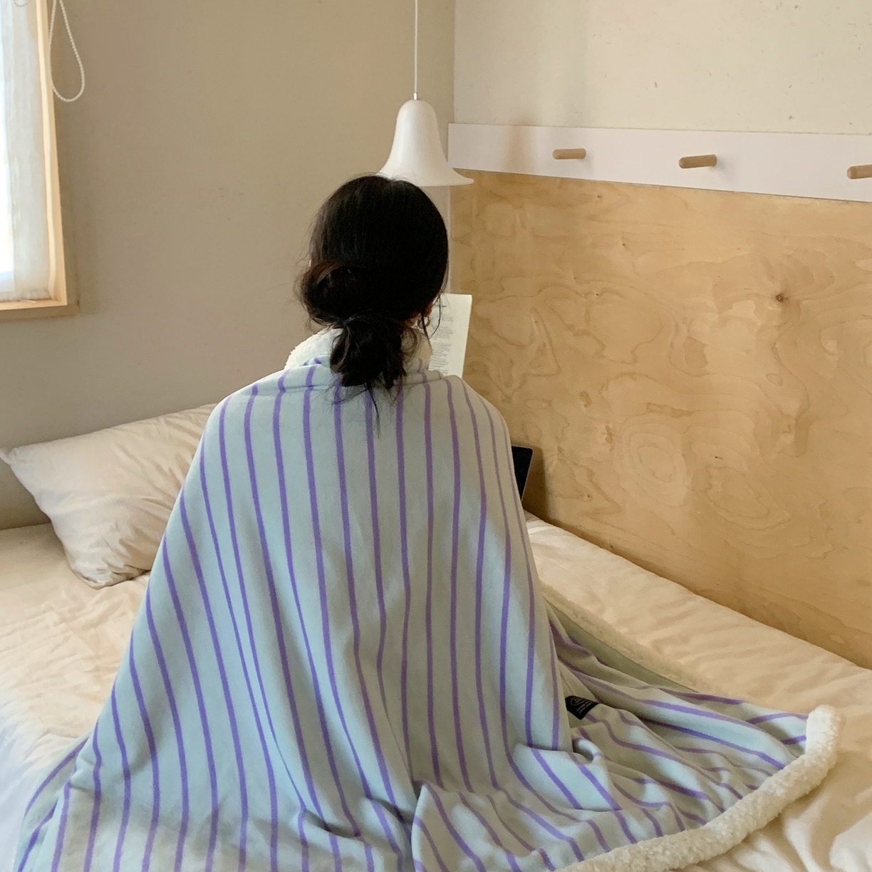 91家纺网 家纺一手货源 找家纺 桃喜 2025秋冬新款牛奶绒羊羔绒毛毯条纹系列 青缇葡萄