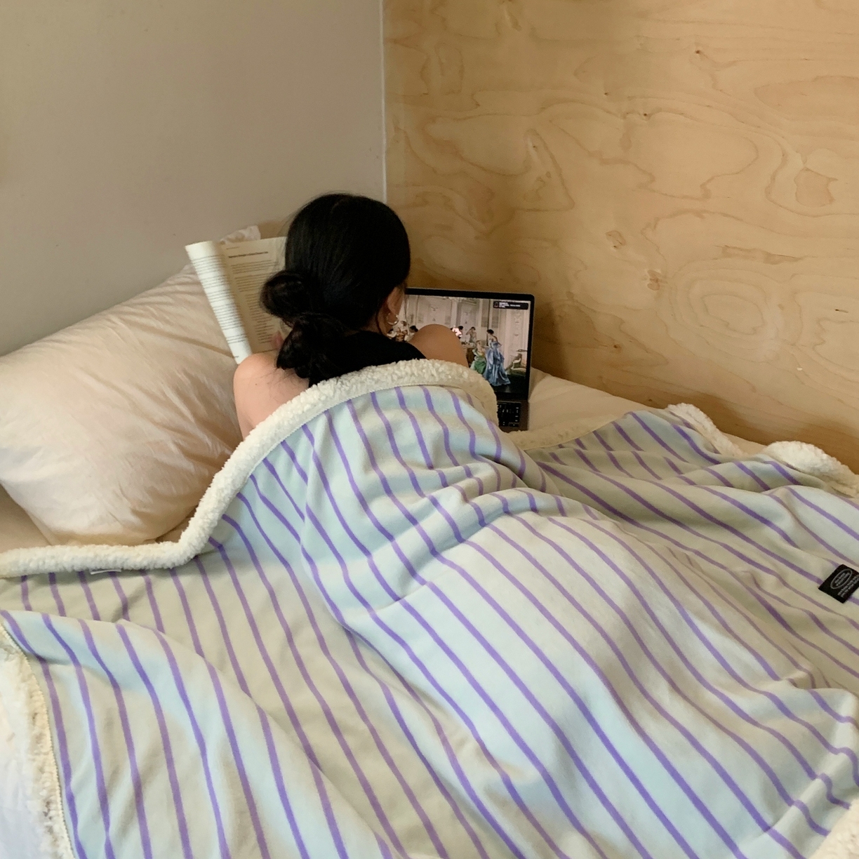 91家纺网 家纺一手货源 找家纺 桃喜 2025秋冬新款牛奶绒羊羔绒毛毯条纹系列 青缇葡萄