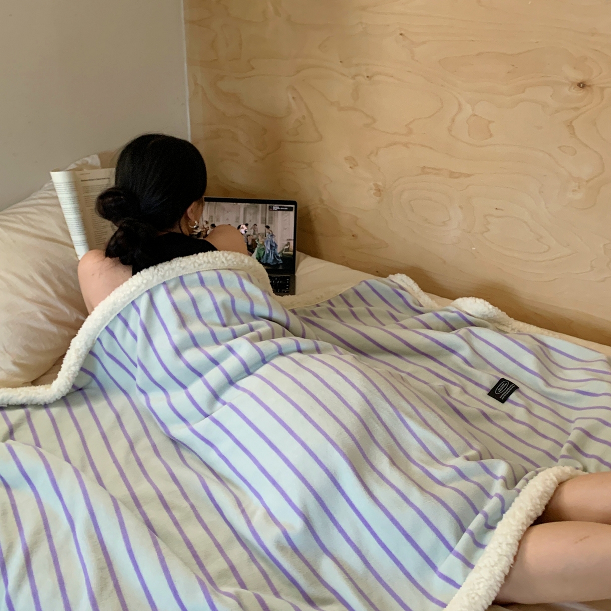 91家纺网 家纺一手货源 找家纺 桃喜 2025秋冬新款牛奶绒羊羔绒毛毯条纹系列 青缇葡萄