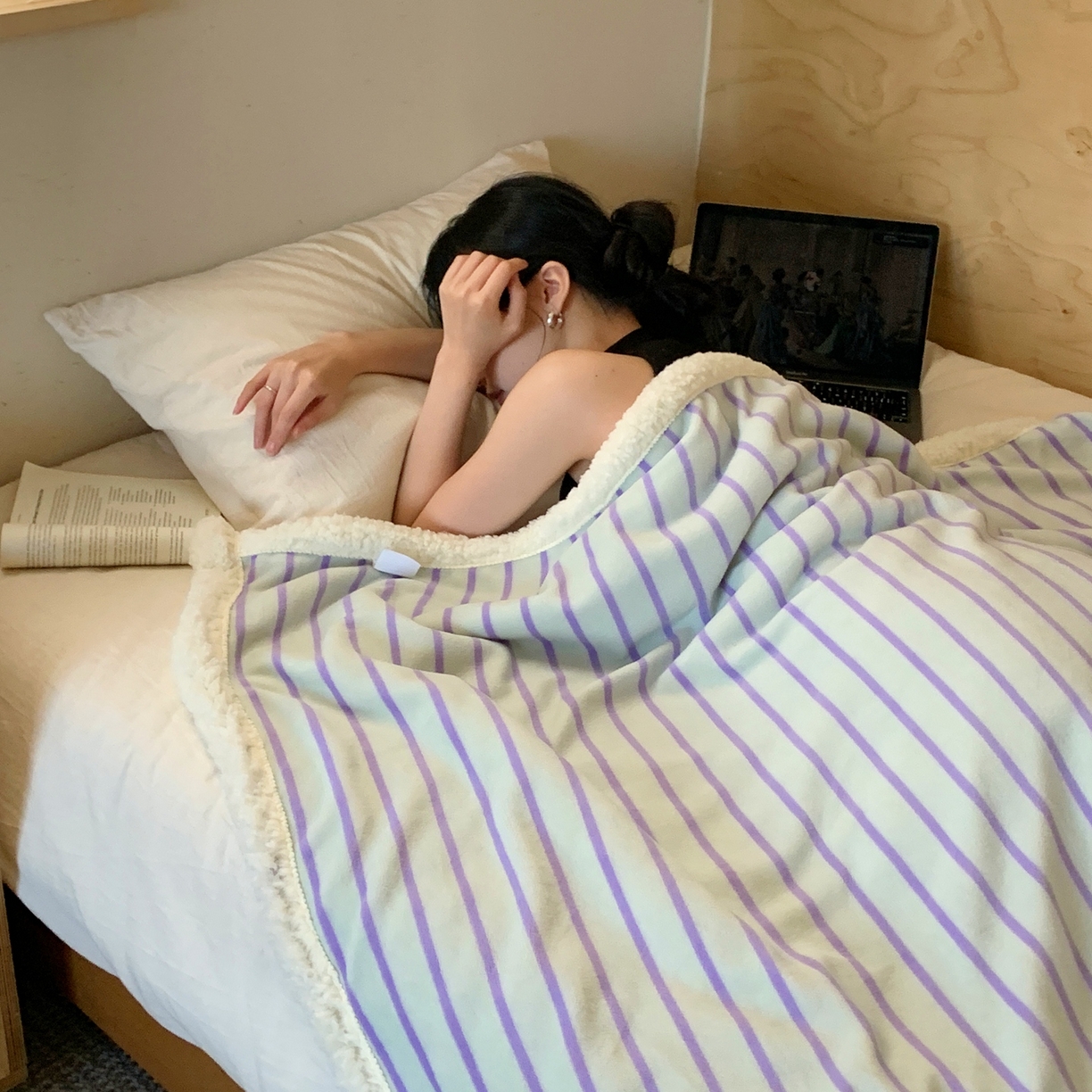 91家纺网 家纺一手货源 找家纺 桃喜 2025秋冬新款牛奶绒羊羔绒毛毯条纹系列 青缇葡萄