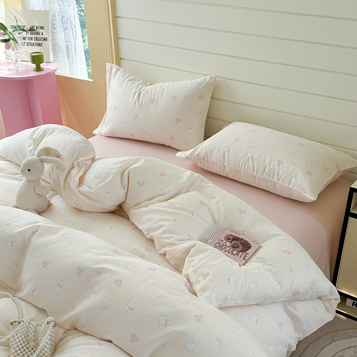 91家纺网 家纺一手货源 找家纺 麦伦 2025年新品 --全棉有氧双层纱简约款系列 樱桃小兔 米白