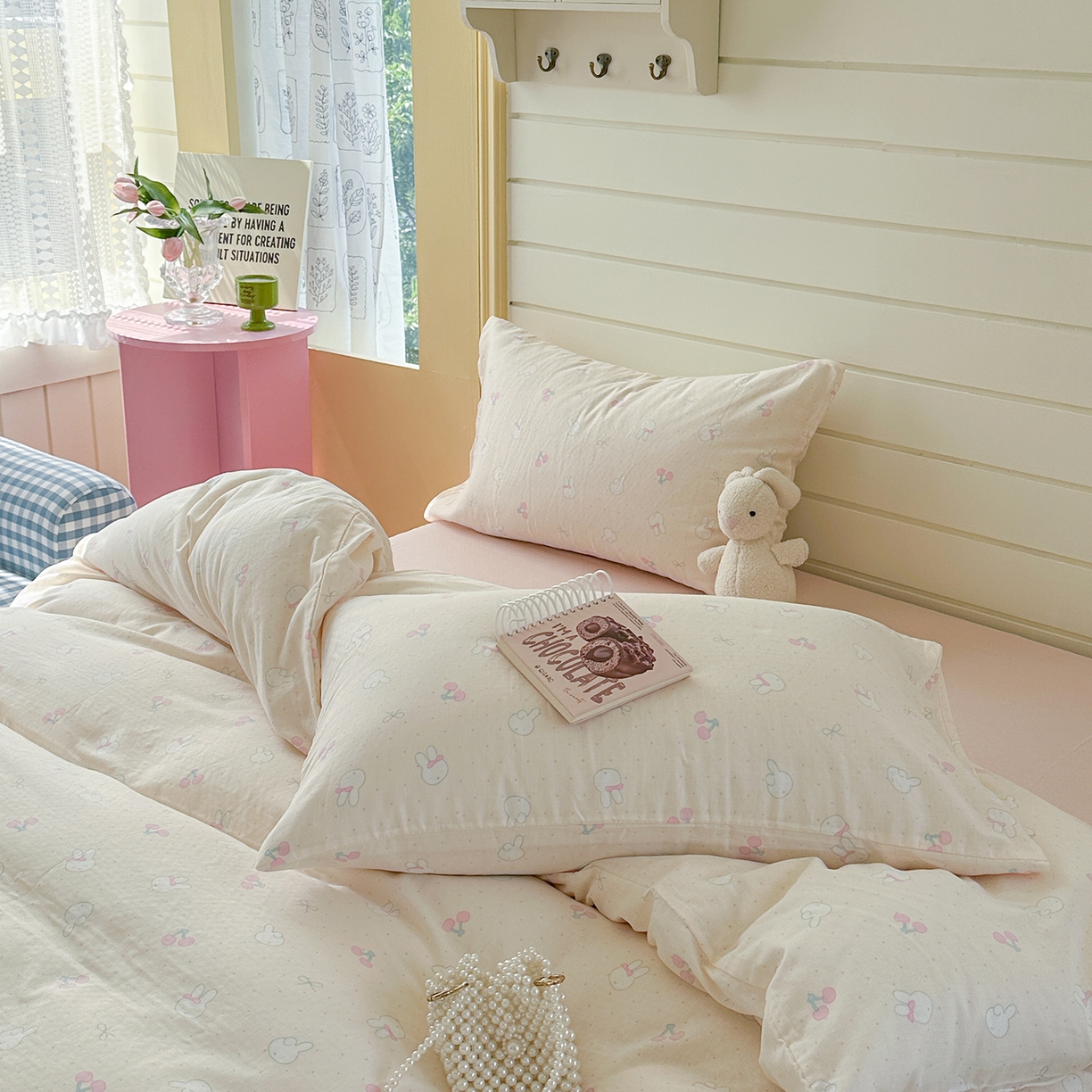 91家纺网 家纺一手货源 找家纺 麦伦 2025年新品 --全棉有氧双层纱简约款系列 樱桃小兔 米白