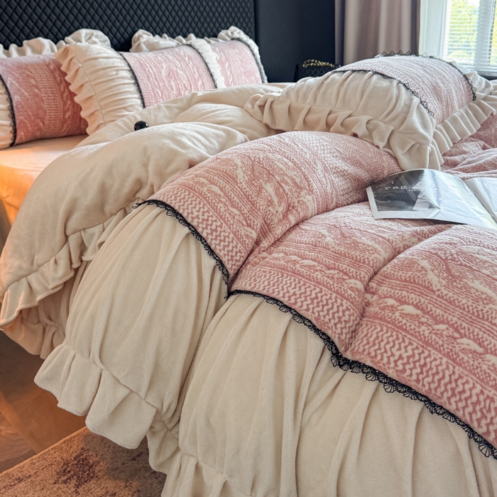 91家纺网 家纺一手货源 找家纺 极简 2025新款立体雕花牛奶绒荷叶边四件套 巴黎-粉