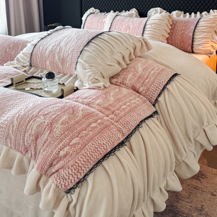 91家纺网 家纺一手货源 找家纺 极简 2025新款立体雕花牛奶绒荷叶边四件套 巴黎-粉