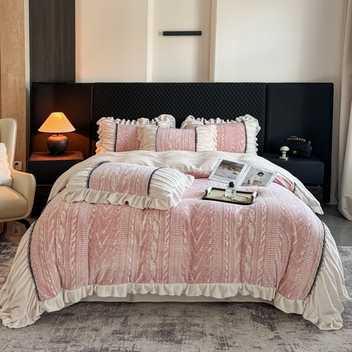 91家纺网 家纺一手货源 找家纺 极简 2025新款立体雕花牛奶绒荷叶边四件套 巴黎-粉