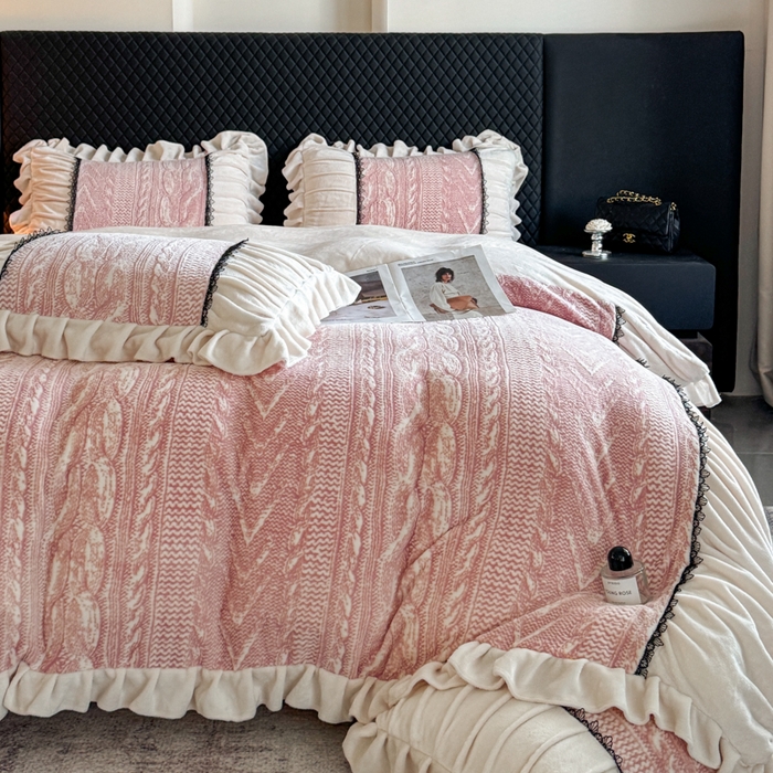 91家纺网 家纺一手货源 找家纺 极简 2025新款立体雕花牛奶绒荷叶边四件套 巴黎-粉