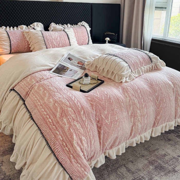 91家纺网 家纺一手货源 找家纺 极简 2025新款立体雕花牛奶绒荷叶边四件套 巴黎-粉
