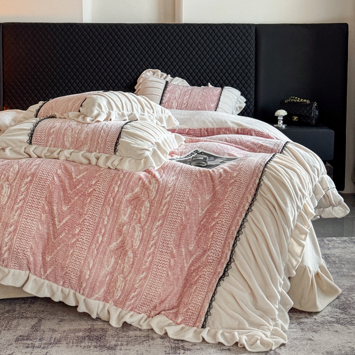 91家纺网 家纺一手货源 找家纺 极简 2025新款立体雕花牛奶绒荷叶边四件套 巴黎-粉